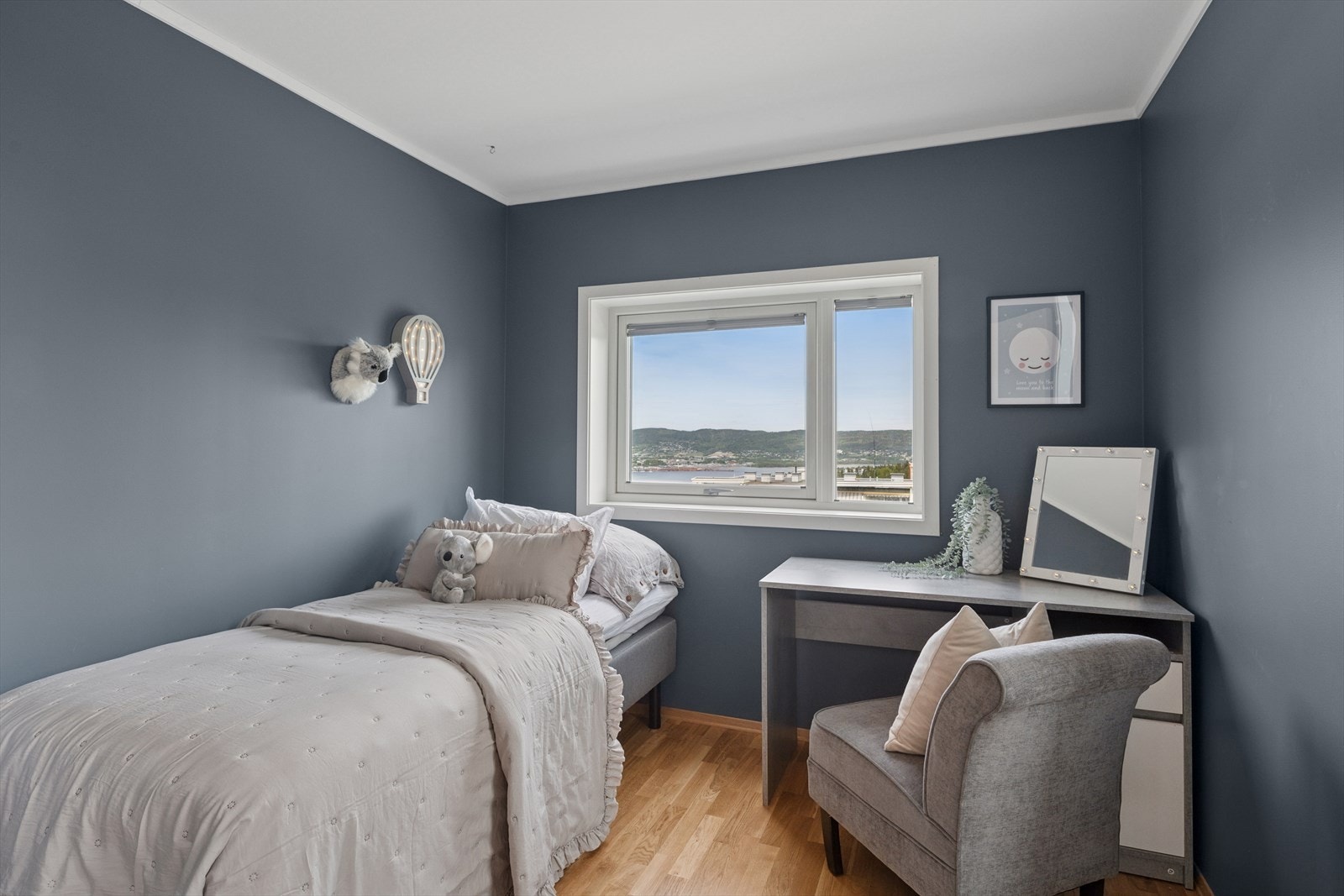 Det andre soverommet er ideelt som barnerom, men kan også brukes som gjesterom eller kontor, avhengig av behov. Galleribilde