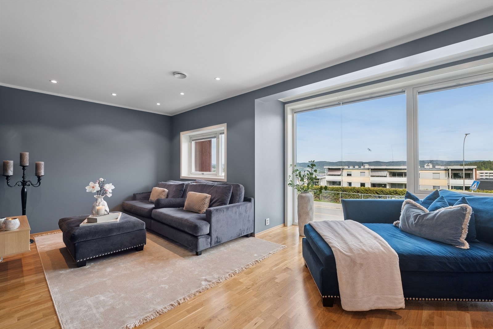 Store vindusflater og god plass til flere soner. Galleribilde