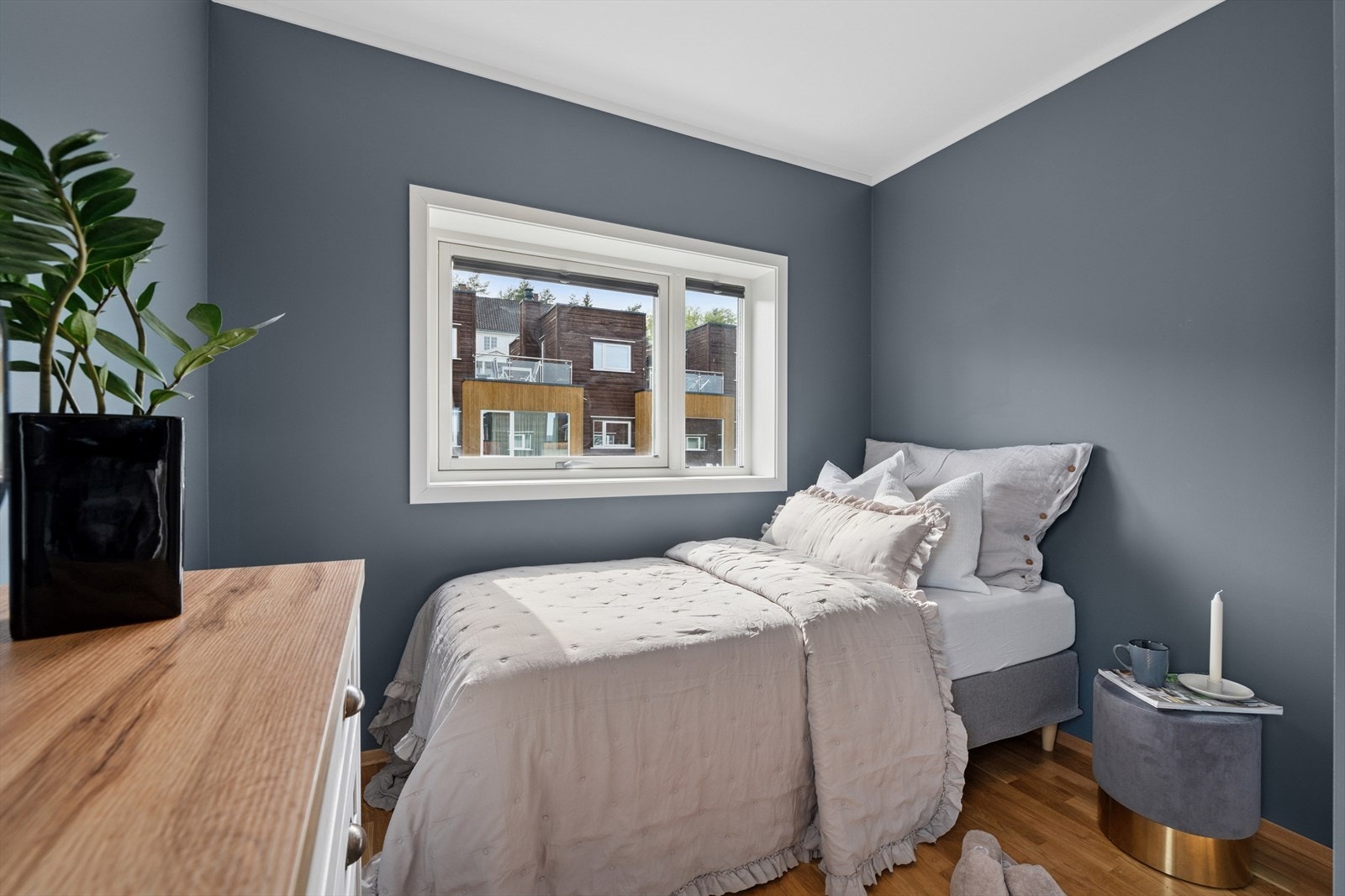 Boligen har fire godkjendte soverom, fordelt med to i u. etg. og to i 2.etg - en fleksibel planløsning som passer både familier og dem som ønsker ekstra rom for hobby eller hjemmekontor. Galleribilde