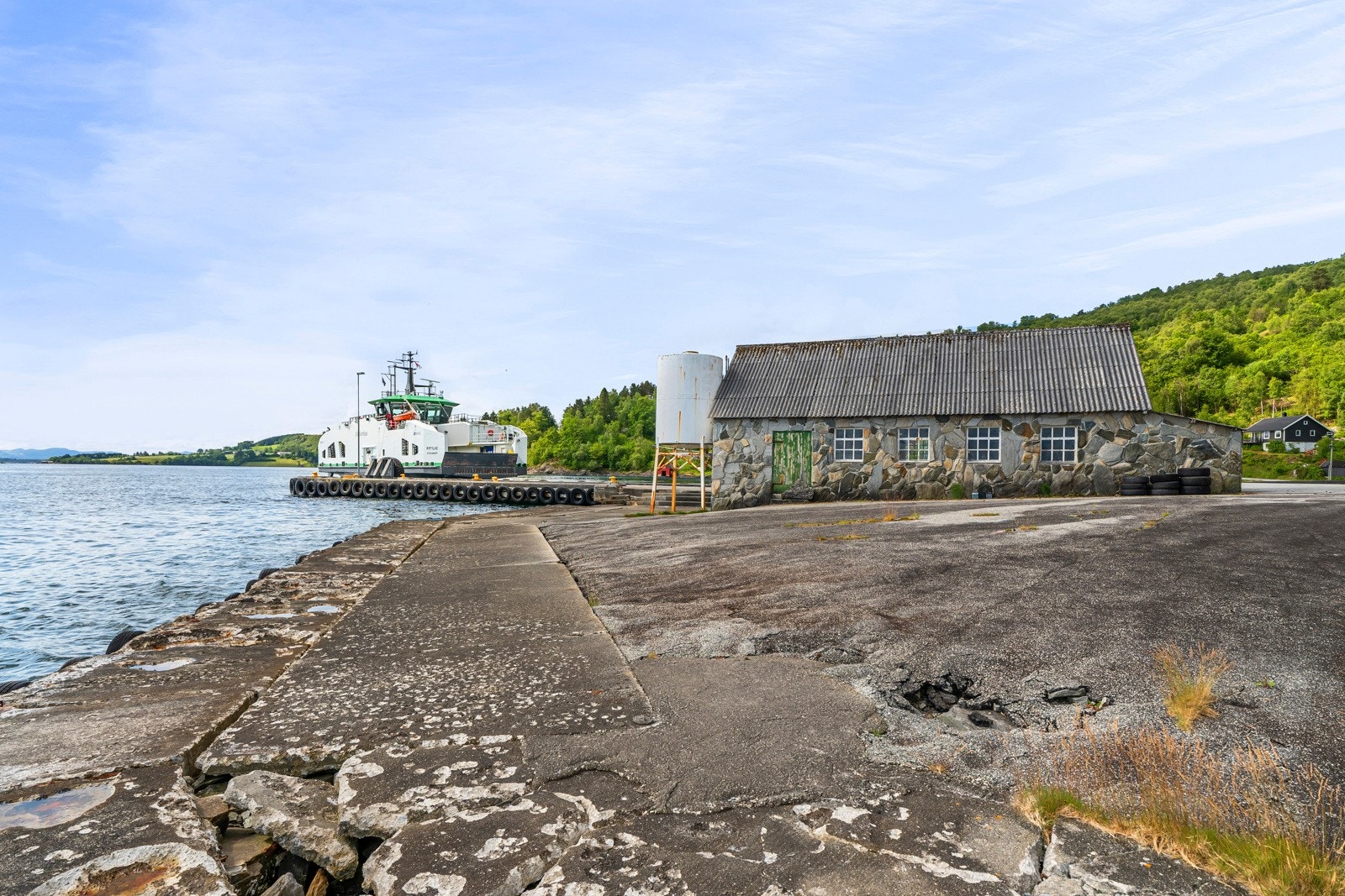 Kaifronten gir også enkel tilgang til bading, fiske og annen bruk av sjøen. Galleribilde
