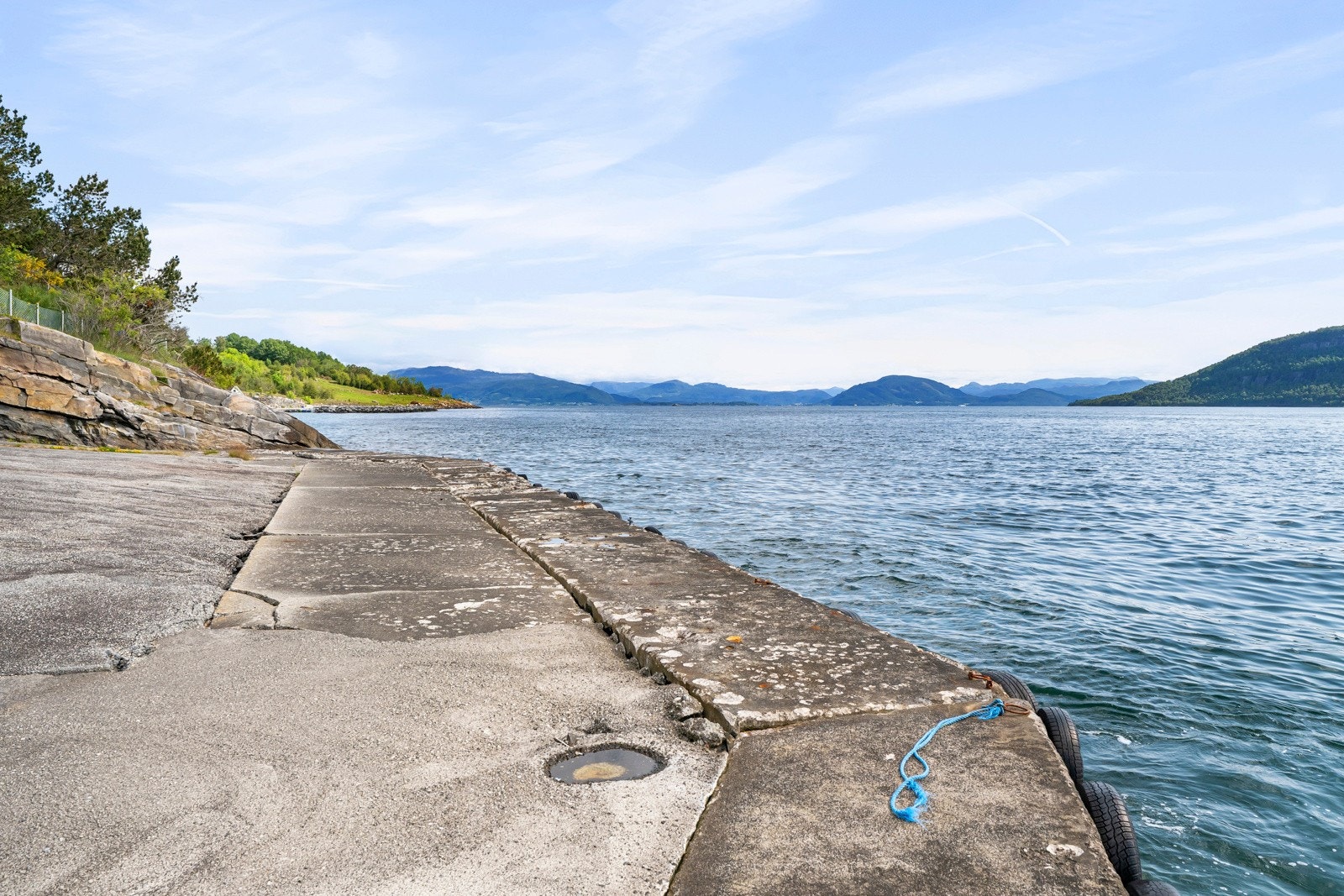 Eiendommen har egen kai med biladkomst og mulighet for å legge til med båt. Galleribilde