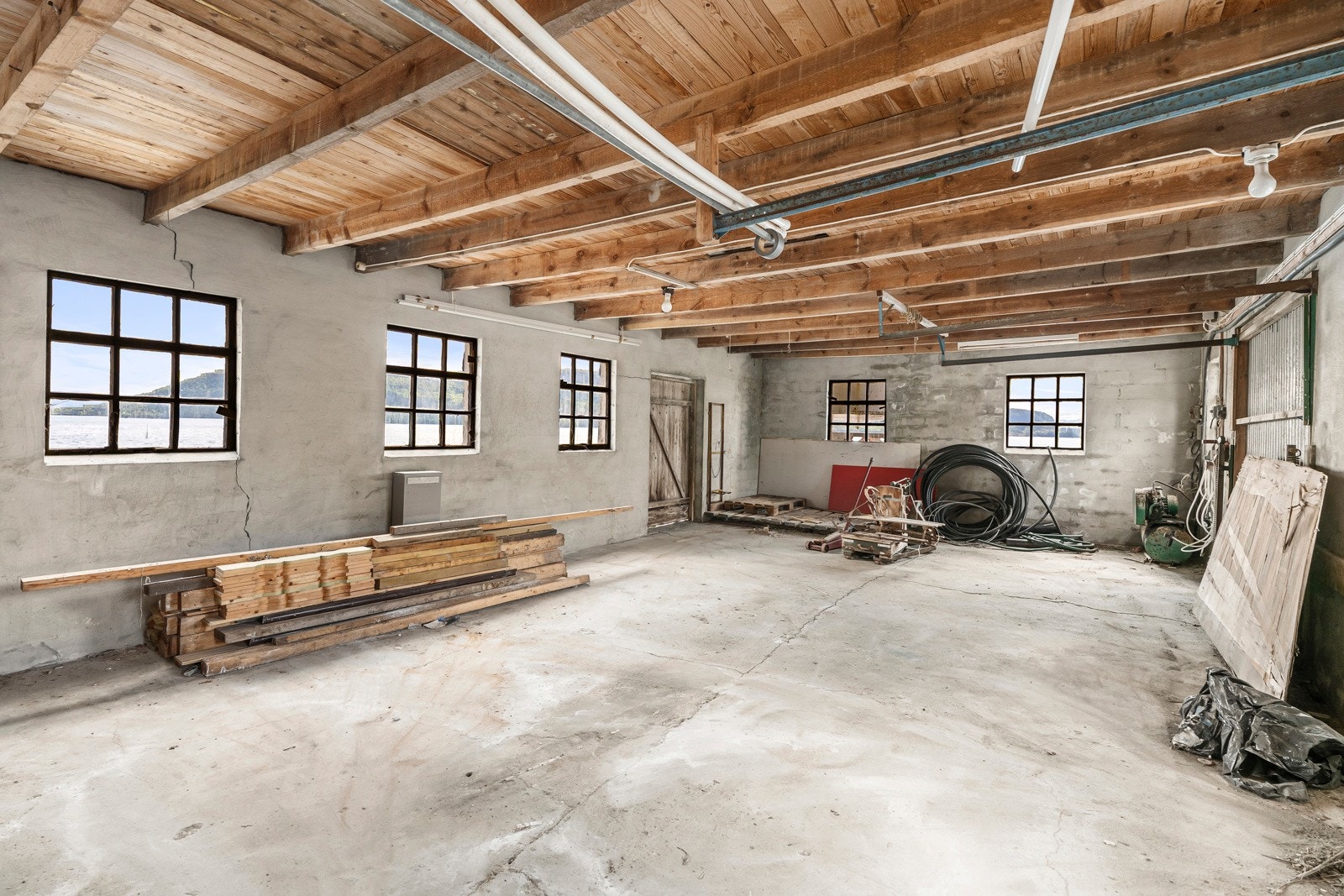 Her er det plass til båtutstyr, redskap eller hobbyaktiviteter - eventuelt konvertering til atelier eller gjestestue etter nærmere vurdering. Galleribilde