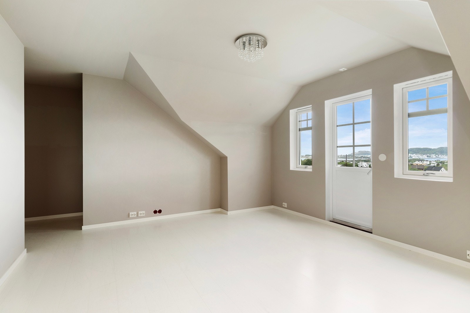 - med tilhørende TV-møblement. Galleribilde