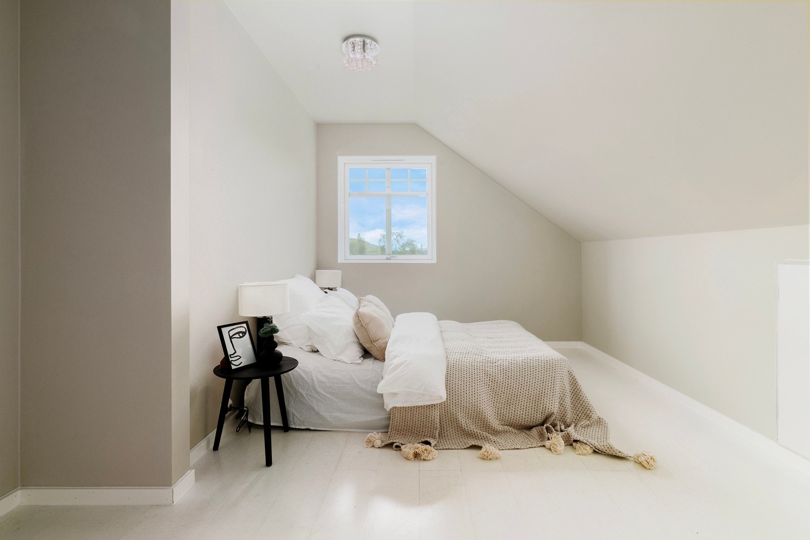 Det er totalt seks soverom i boligen - Galleribilde