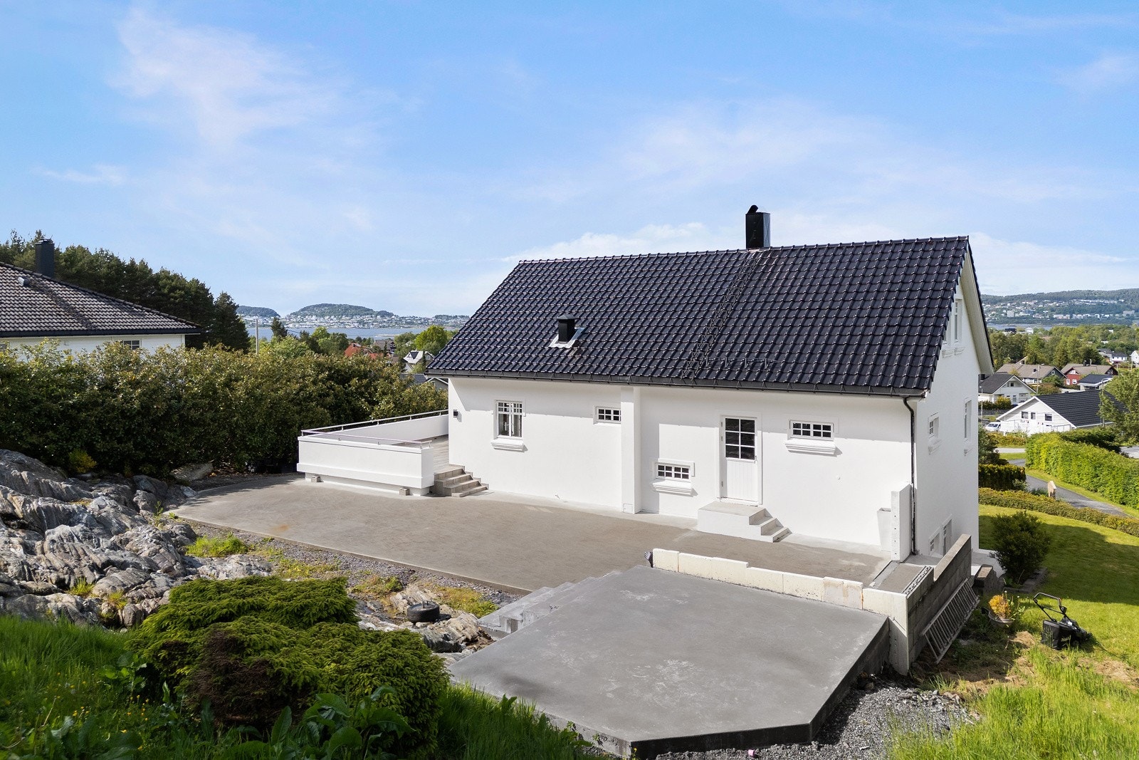 Terrassen går langs veggen mot nord og vest, og er på hele 169 kvm - Galleribilde