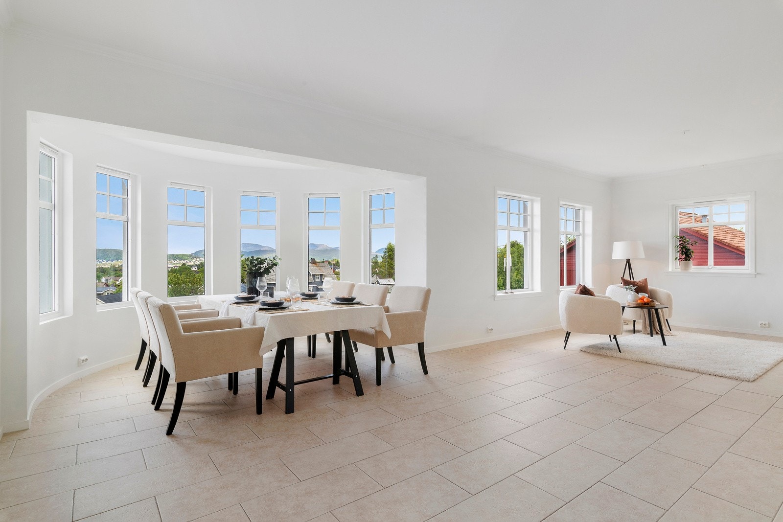 Mellom kjøkkenet og stuen er det god plass til et stort spisebord. Galleribilde