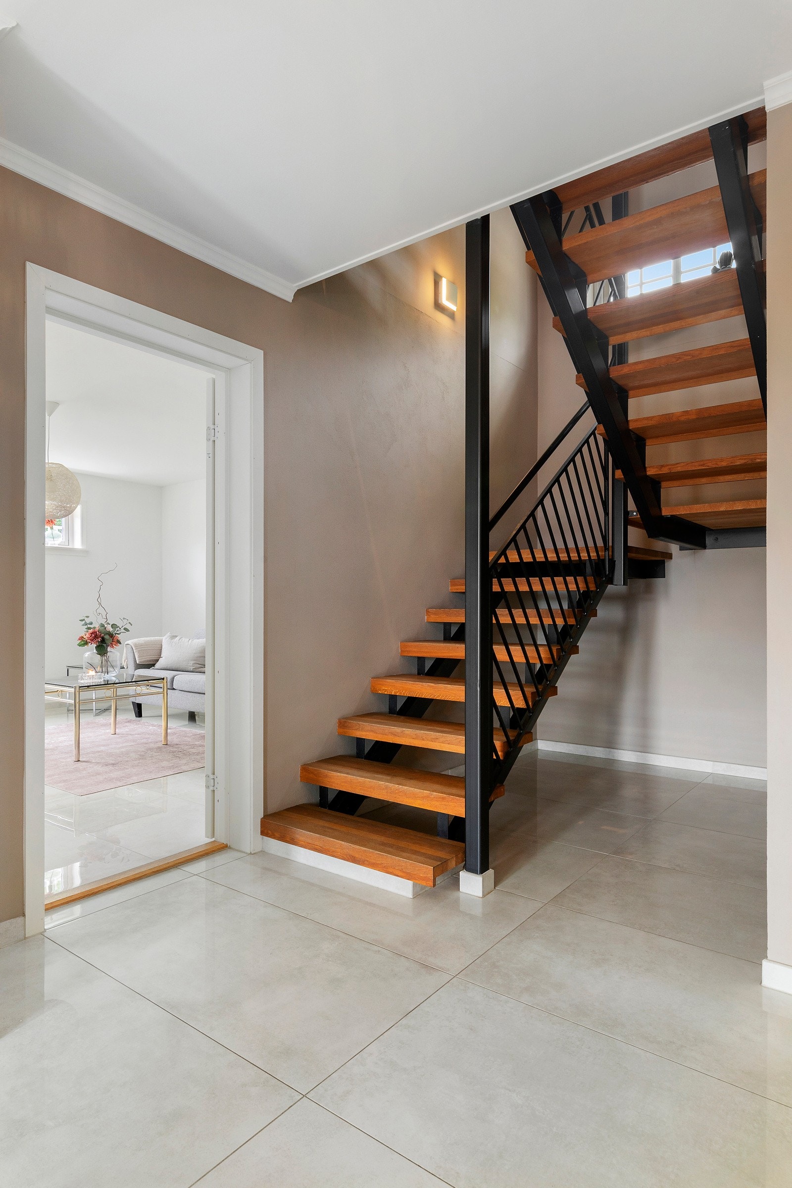 I etasjen er det hall, tre soverom, bad, vaskerom og bod i tillegg til garasje. Galleribilde