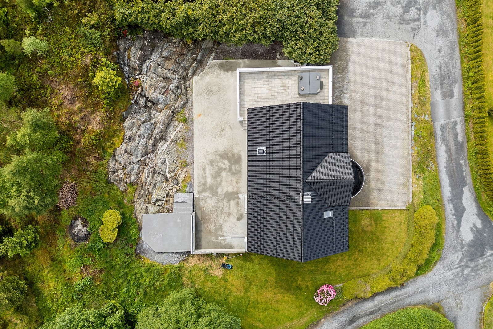 Tomten er innholdsrik og fint opparbeidet. Galleribilde