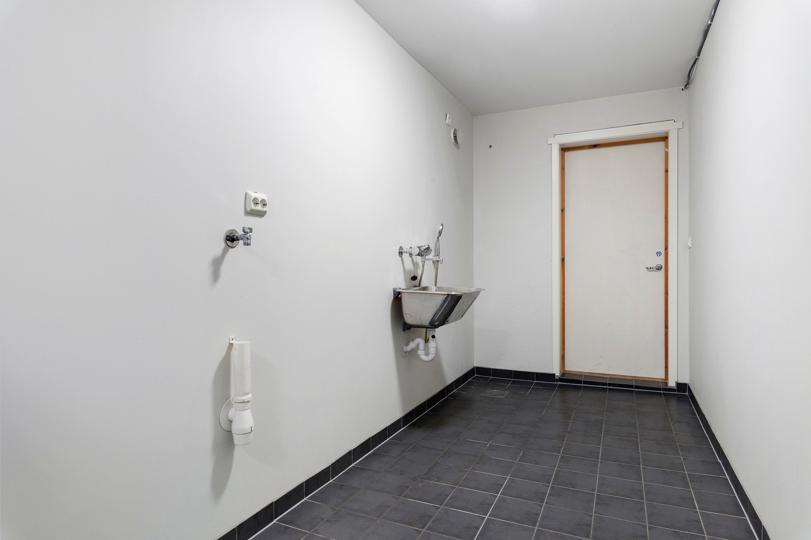 Vaskerommet gir gode arbeidsmuligheter til klesvask, klestørk og sjonglering av hektiske hverdager. Galleribilde