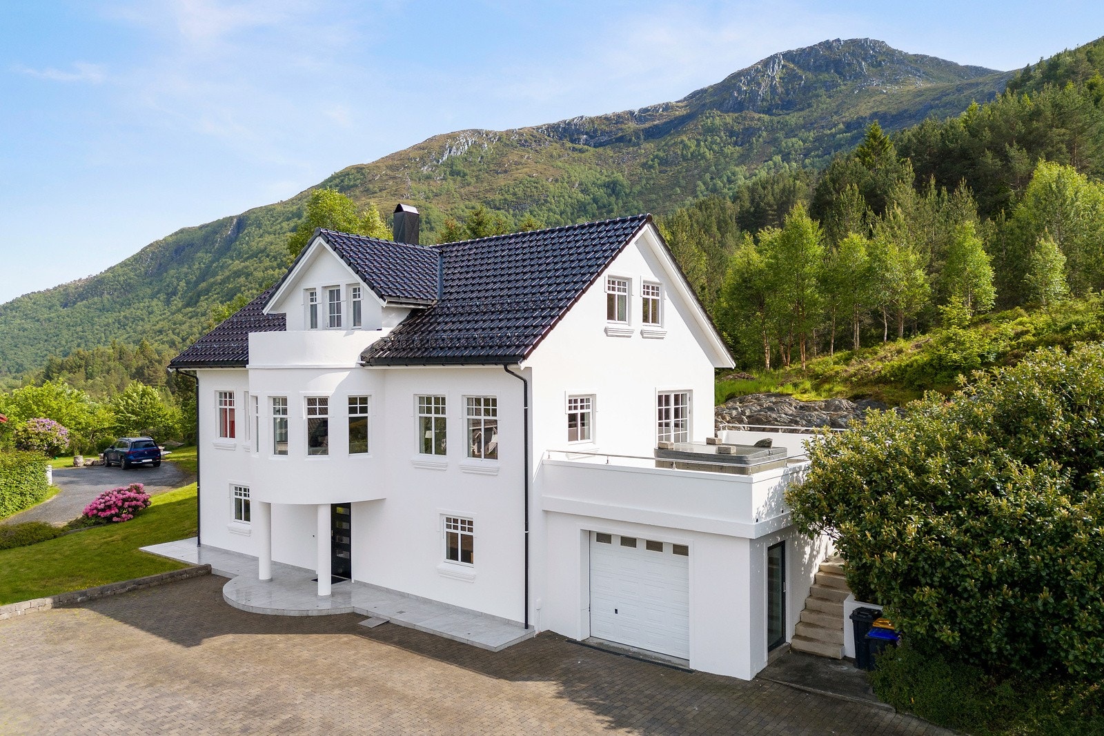 Under verandaen mot vest er det laget til garasje. Galleribilde