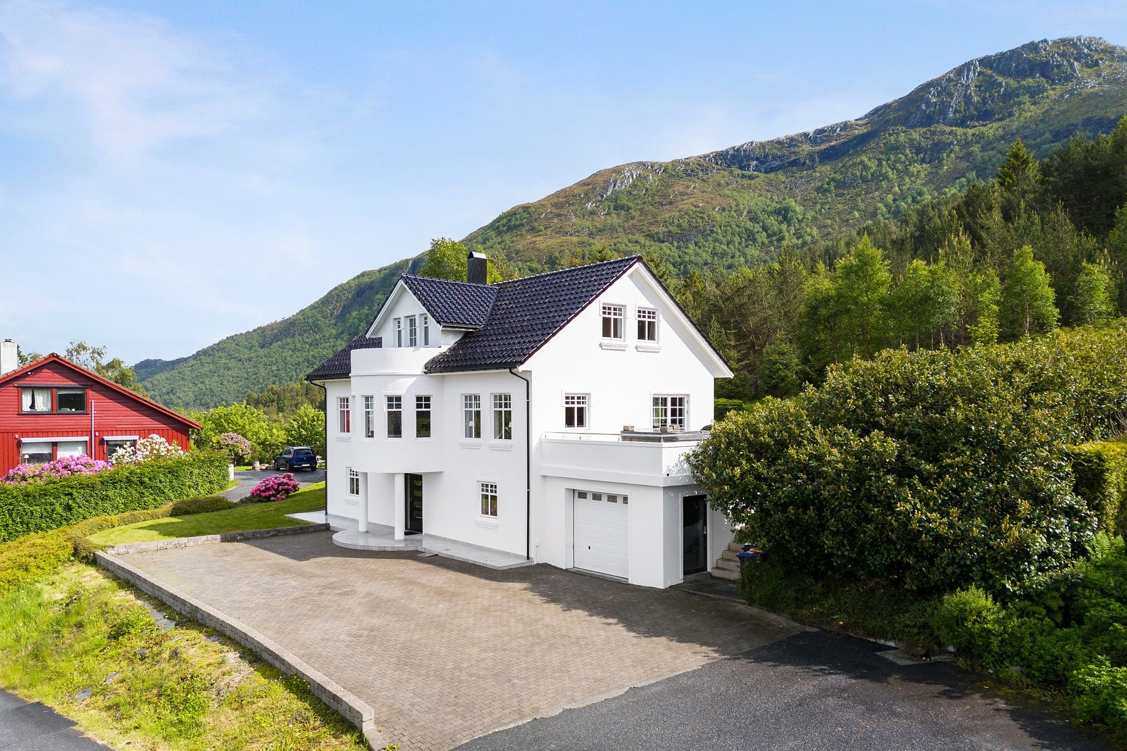 Ellers er det gode parkeringsmuligheter på gårdsplassen til eiendommen. Galleribilde