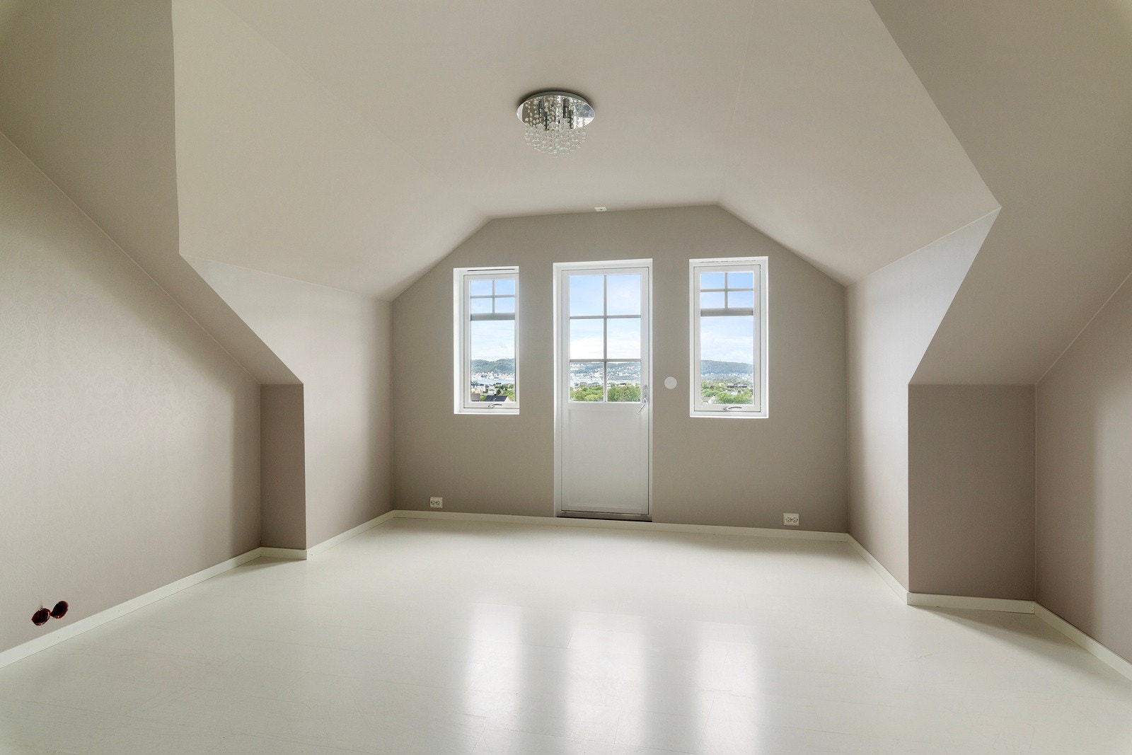 På loftstuen er det god plass til en sofagruppa - Galleribilde