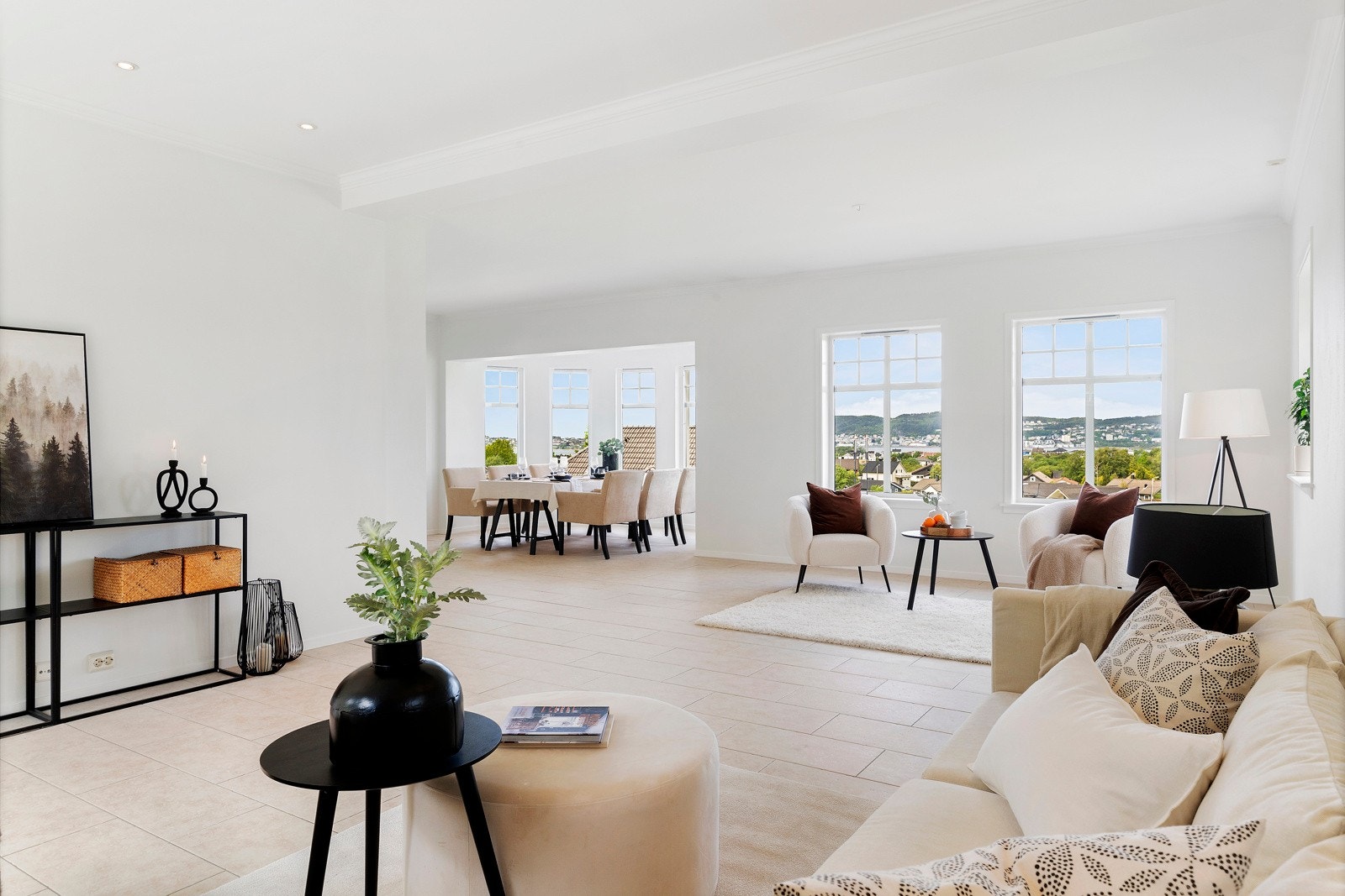 Stuen en plass å tilbringe kvalitetstid. Her får man vindusflater mot både sør, øst og nord. Galleribilde