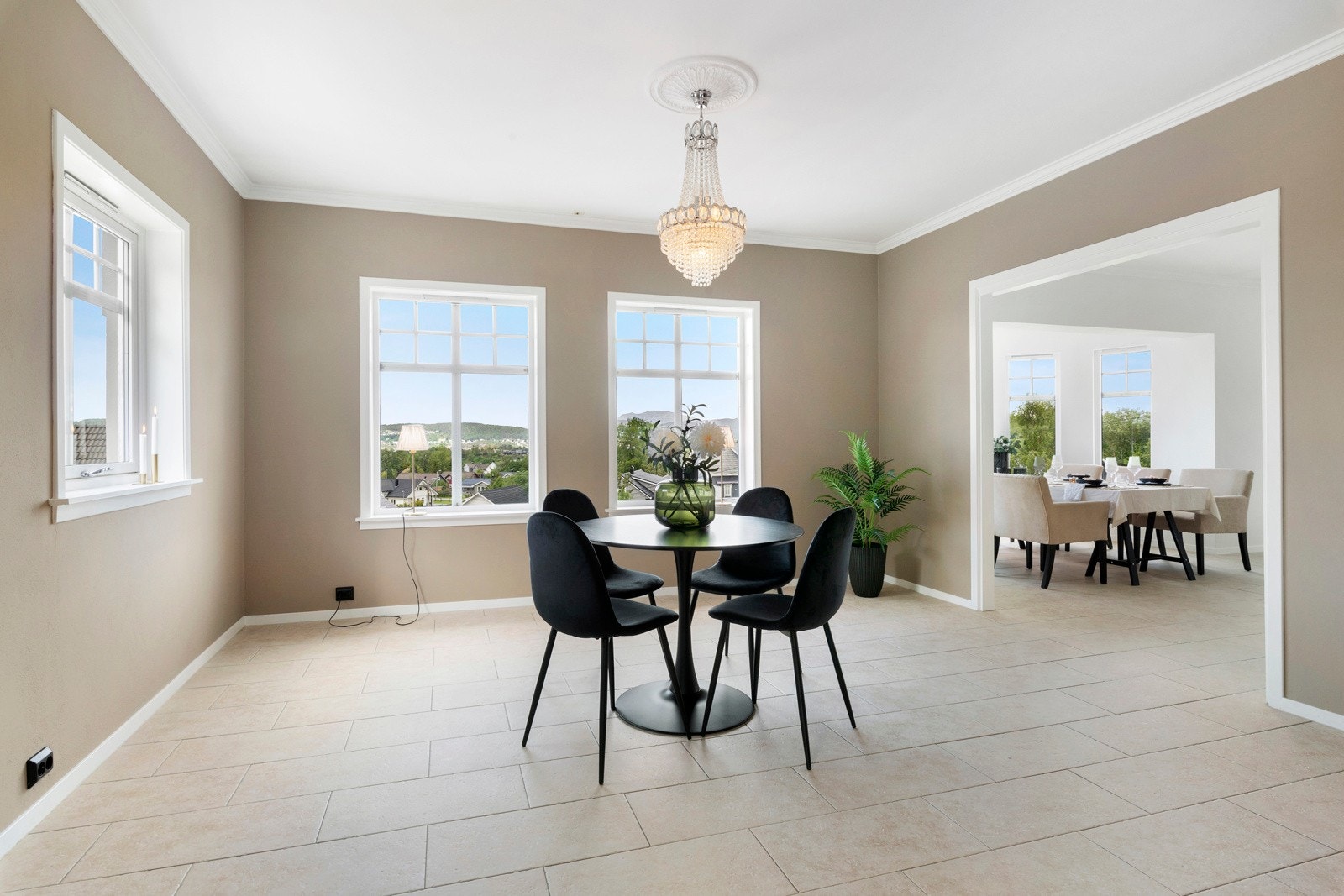 Kjøkkenet er i likhet med resten av huset, av den romslige sorten. Galleribilde