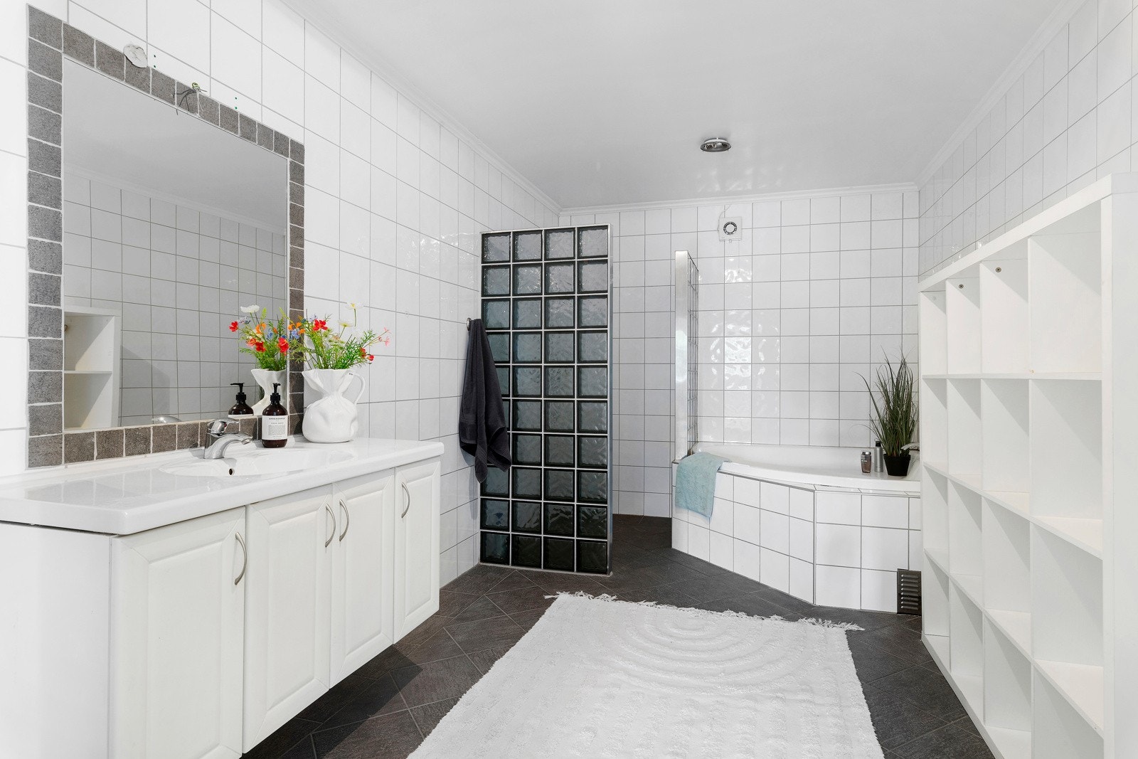 I denne etasjen er det etablert bad med fliser på gulv og vegg, samt med varme i gulvet. Galleribilde