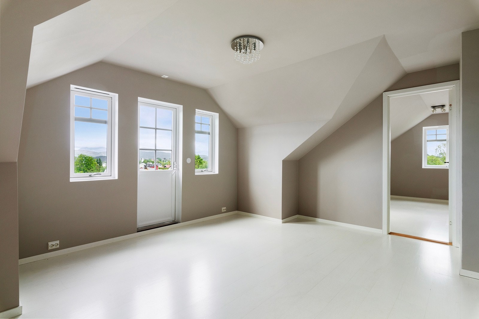 - og består av gang, en loftstue, tre soverom, bod og det som kan bli et fremtidig bad. Galleribilde