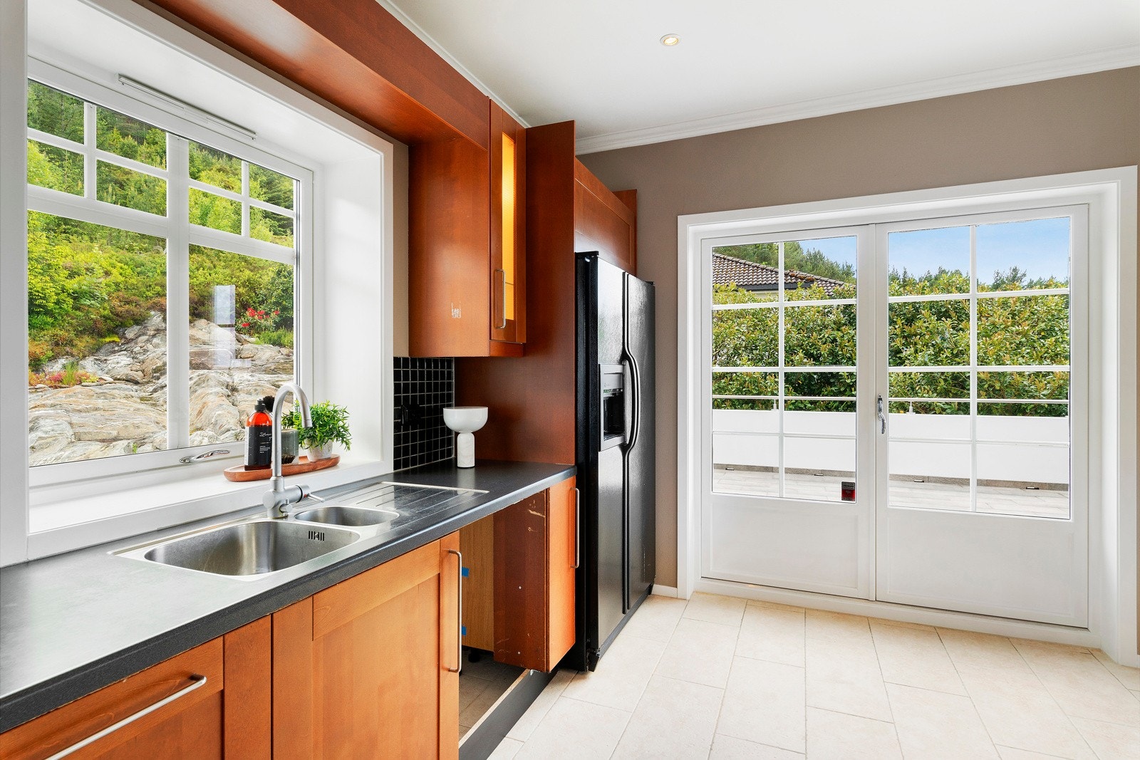 Fra kjøkkenet er det også utgang til terrassen mot vest. Galleribilde