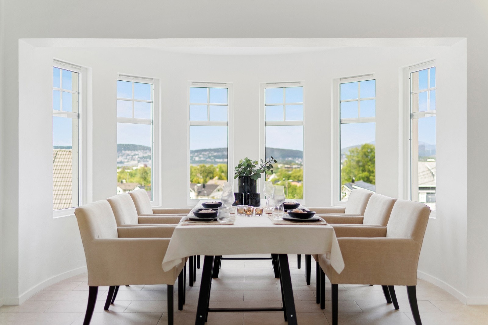 De store vindusflatene gir mye naturlig lys - Galleribilde