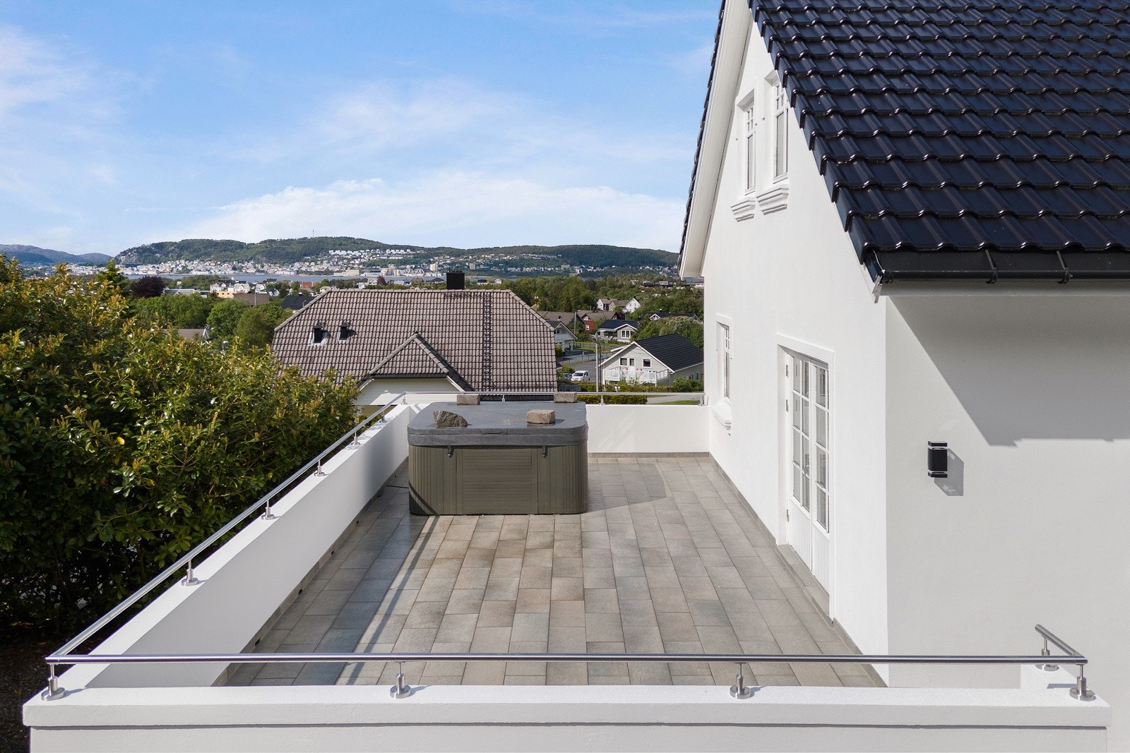 På terrassen mot vest står det en jaccuzi, denne vil stå igjen til ny eier. Galleribilde
