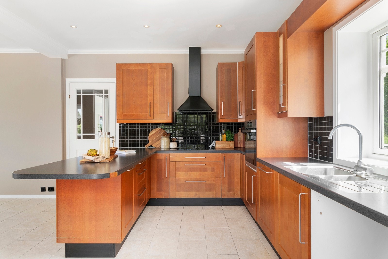 Ellers er det godt med skap- og benkeplass på kjøkkenet. Galleribilde