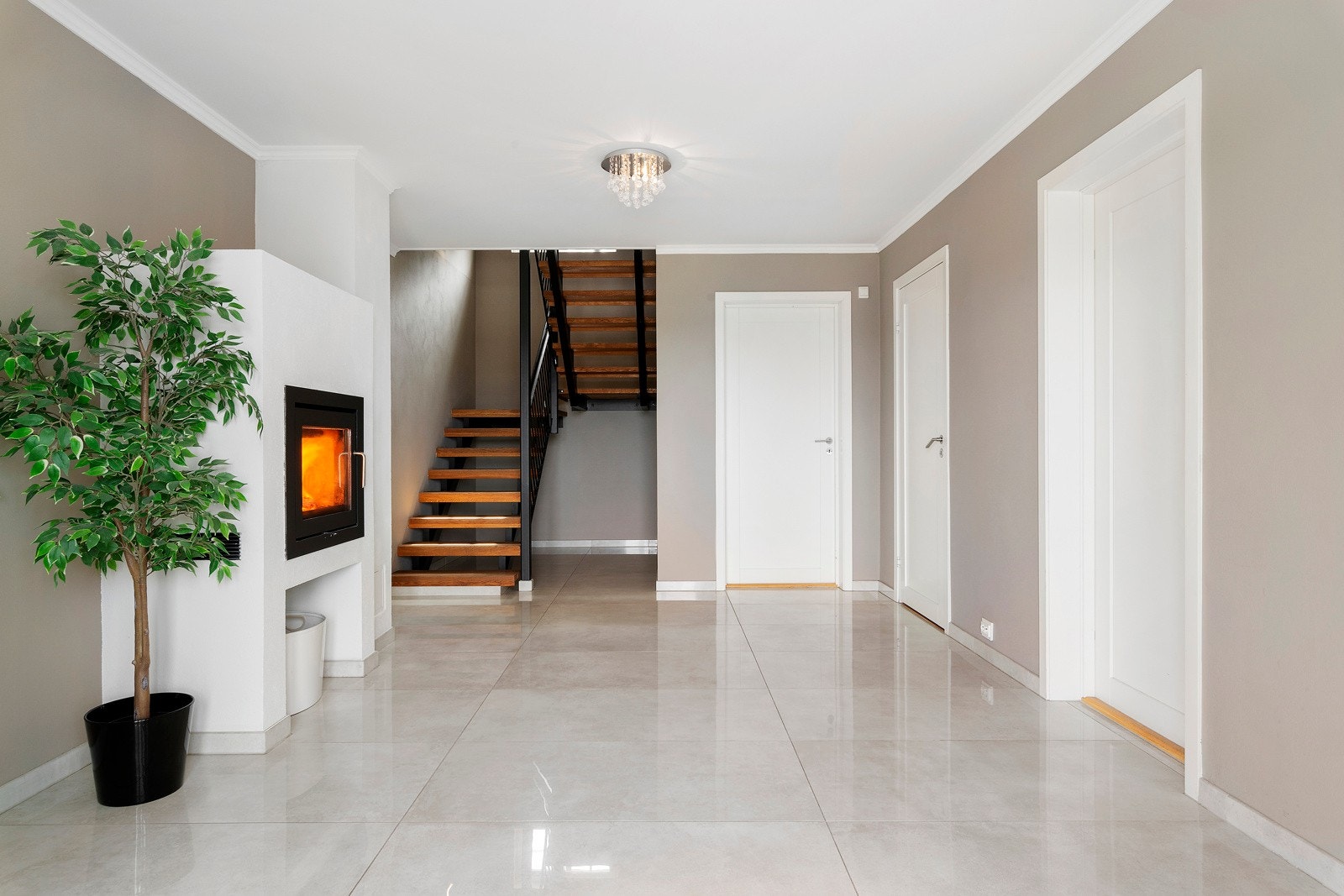 Førsteetasjen innehar en rekke rom og det er ikke rart med 149 kvm på etasjen. Galleribilde