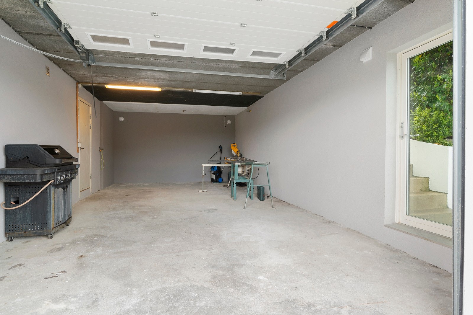 Romslig garasje med god plass til bilen. Herfra er det også direkte adkomst til vaskerommet. Galleribilde