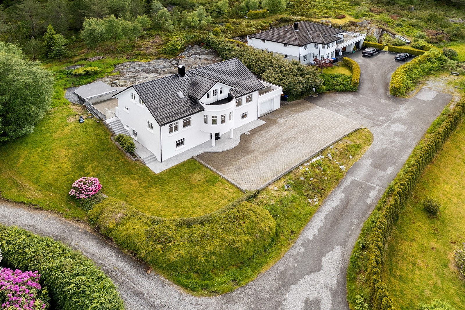 Eneboligen har en flott beliggenhet som 2. siste bolig i feltet, med fin utsikt utover Langevågen, Hessafjorden og Ålesund. Galleribilde