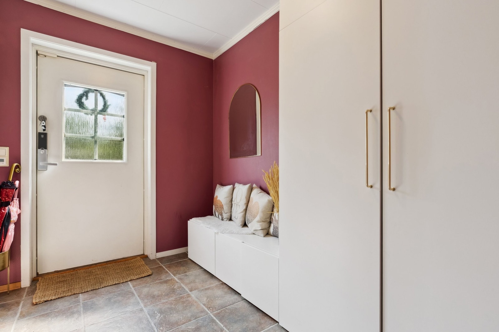 Flislaget entre og klesskap Galleribilde