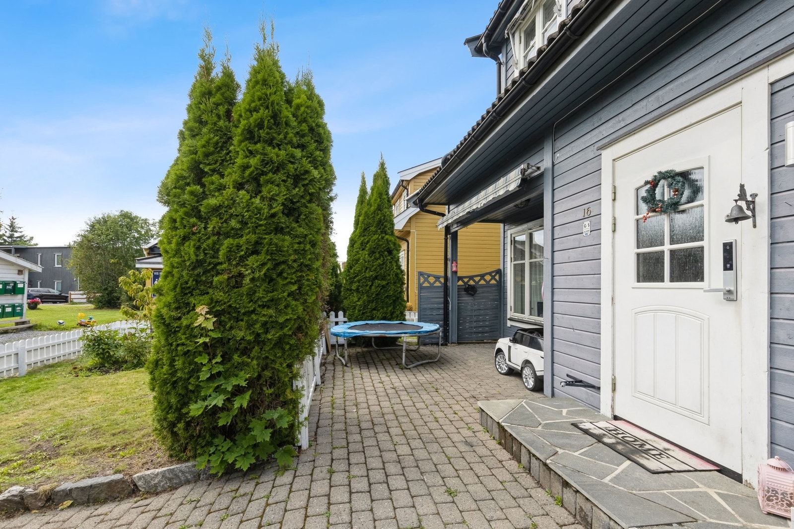 Inngangsdør og balkon Galleribilde