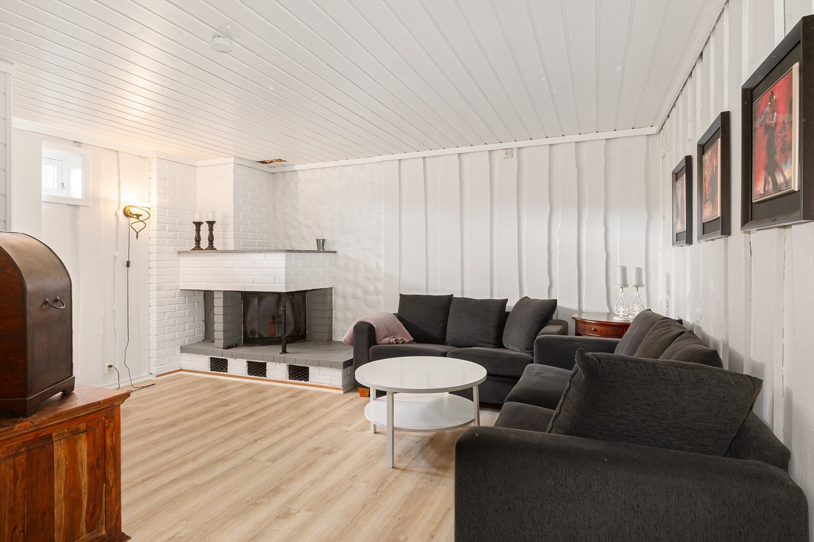Kjellerstue med innebygget peisovn - villmarkspanel - lunt og trivelig ! Galleribilde