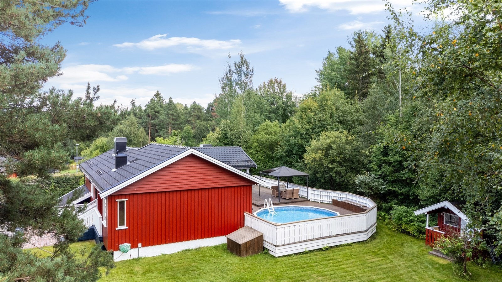 Tomten er fint beliggende med skogen som nabo! Dukkestue i skogkanten Galleribilde