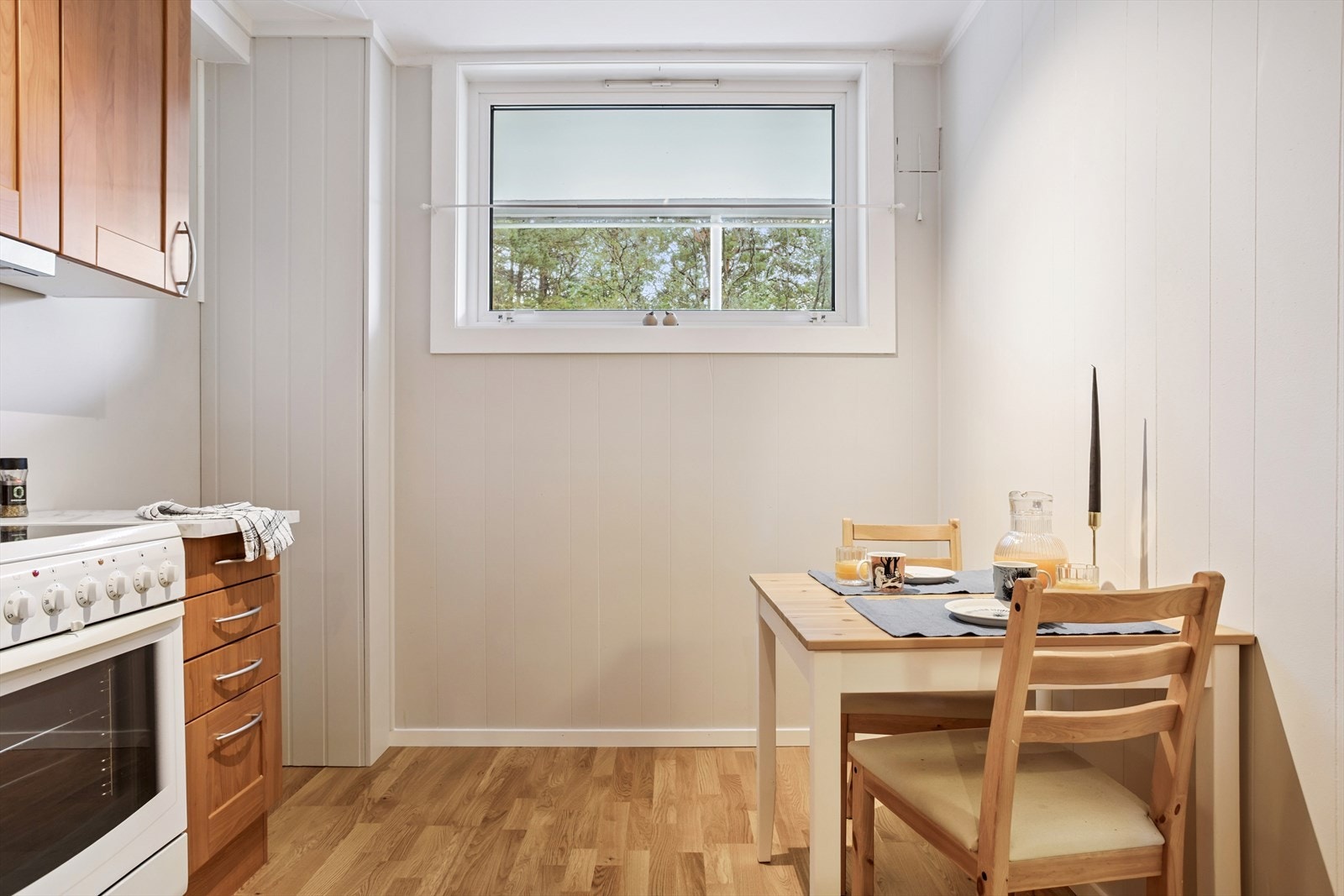 Det er opplegg for oppvaskmaskin, komfyr og kjøleskap, samt ventilator. Galleribilde