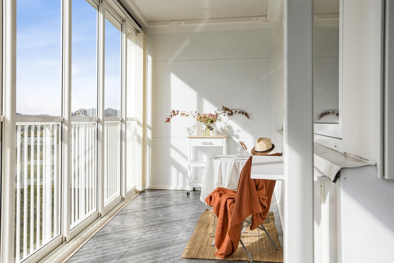 En meget romslig balkong som fungerer som et ekstra rom store deler av året. Sol på balkongen fra ca 13:00 - 22:00, midtsommers iflg selger. Galleribilde