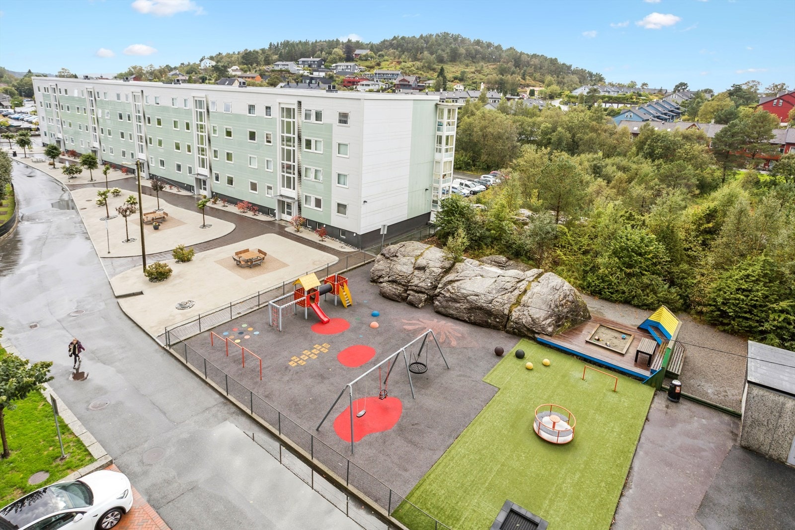 Pene fellesarealer med flott lekeplass rett utenfor bygget. Galleribilde