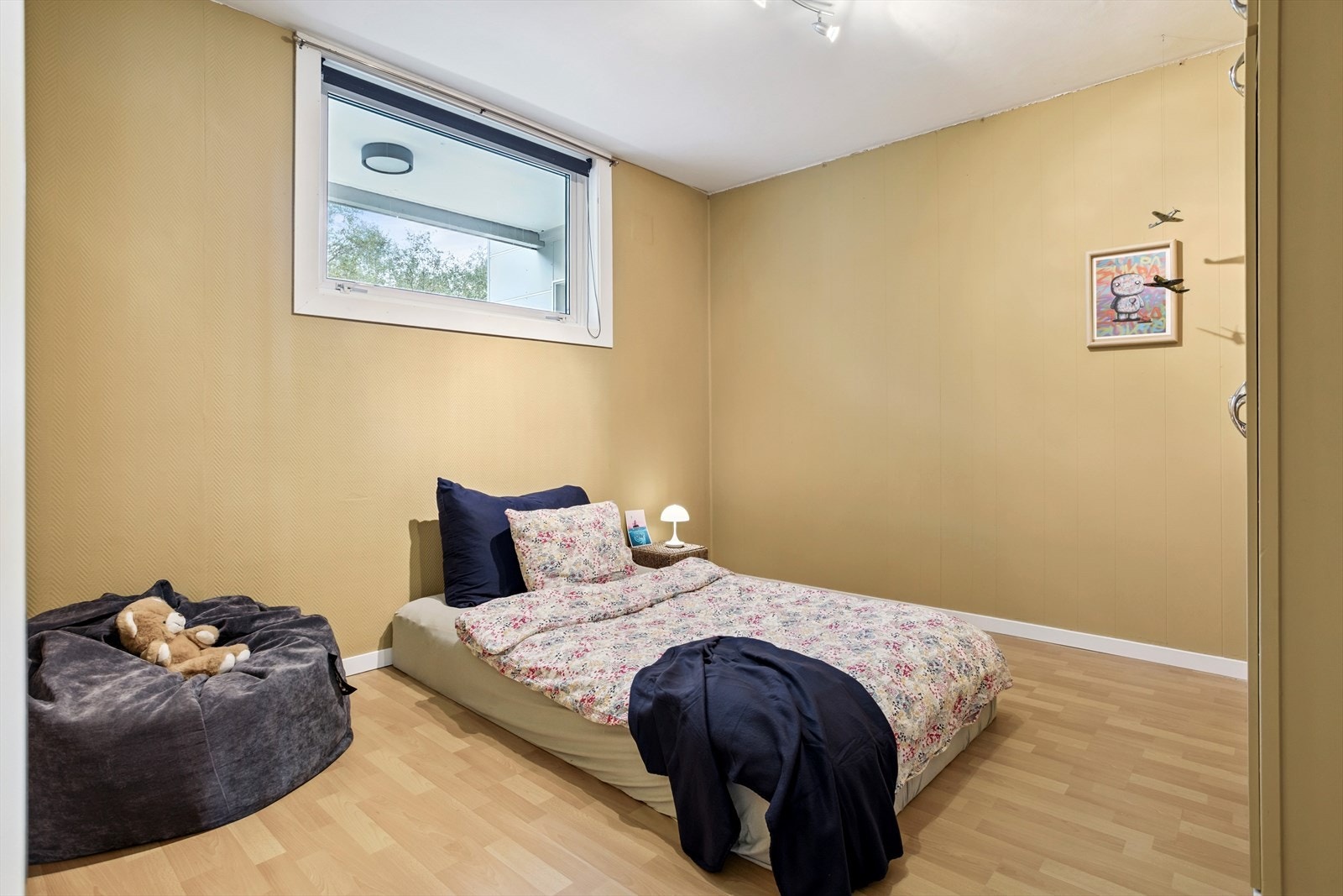 Lyst rom, perfekt som barnerom, gjesterom eller hjemmekontor. Galleribilde