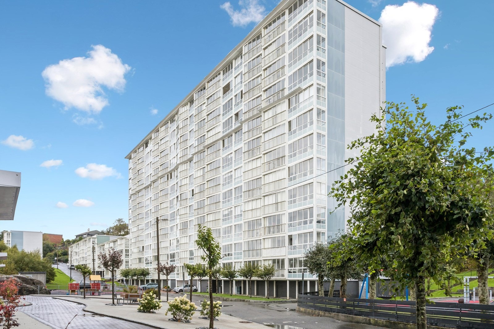 Sentral beliggenhet i et rolig og barnevennlig område i Loddefjord. Pent opparbeidet fellesområder. Galleribilde