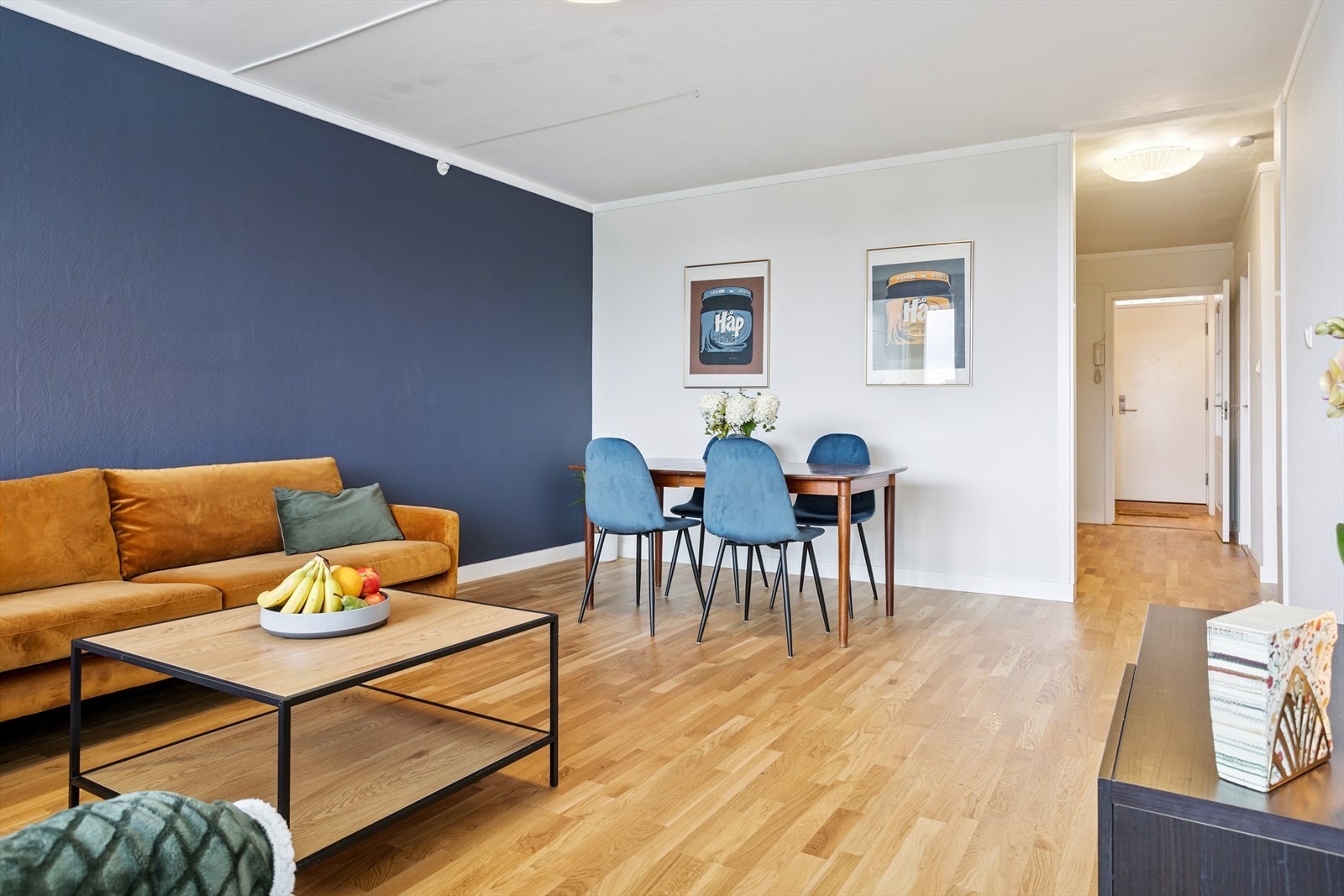 Leilighetens naturlige samlingspunkt er den åpne og innbydende stuen. Store vindusflater slipper inn rikelig med lys Galleribilde