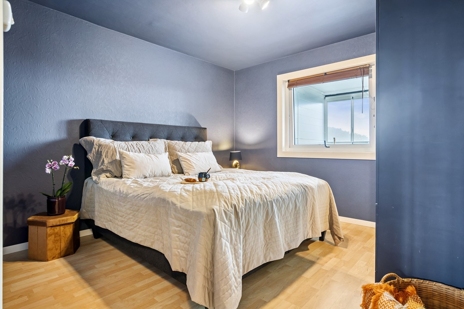 Stort hovedsoverom med plass til dobbeltseng og garderobeløsning. Galleribilde