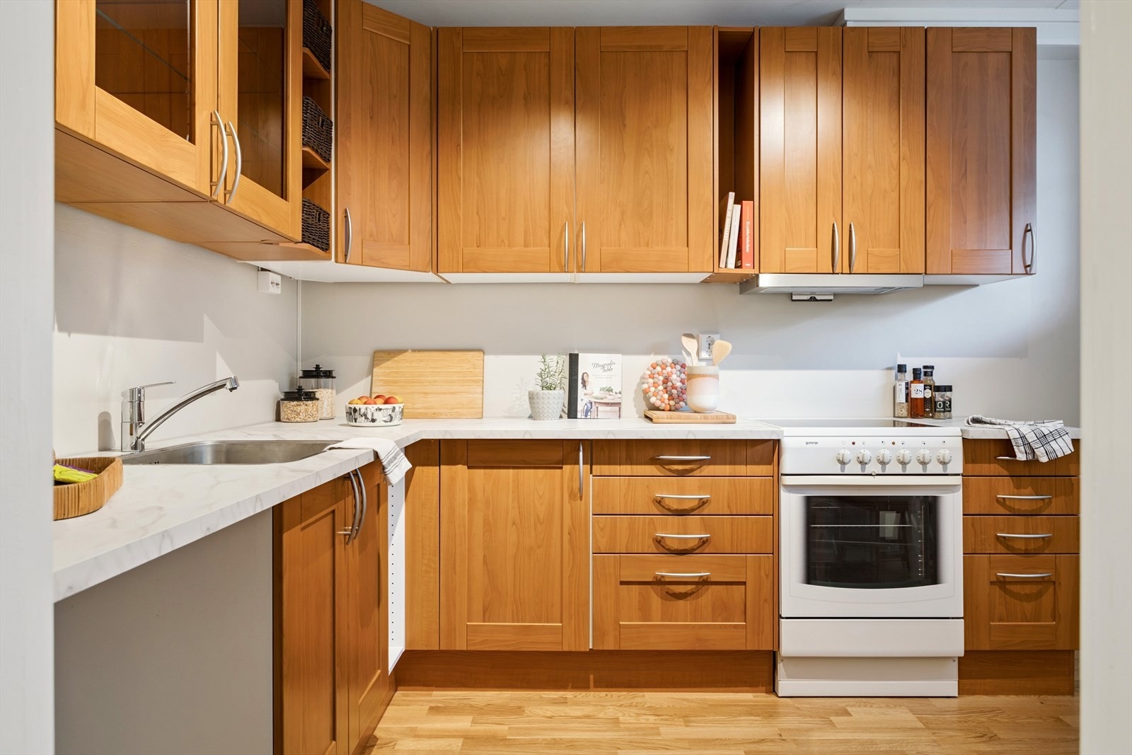 Kjøkkenet er utstyrt med en Designa-innredning med slette fronter med omramming, laminatbenkeplate og stålvask. Galleribilde