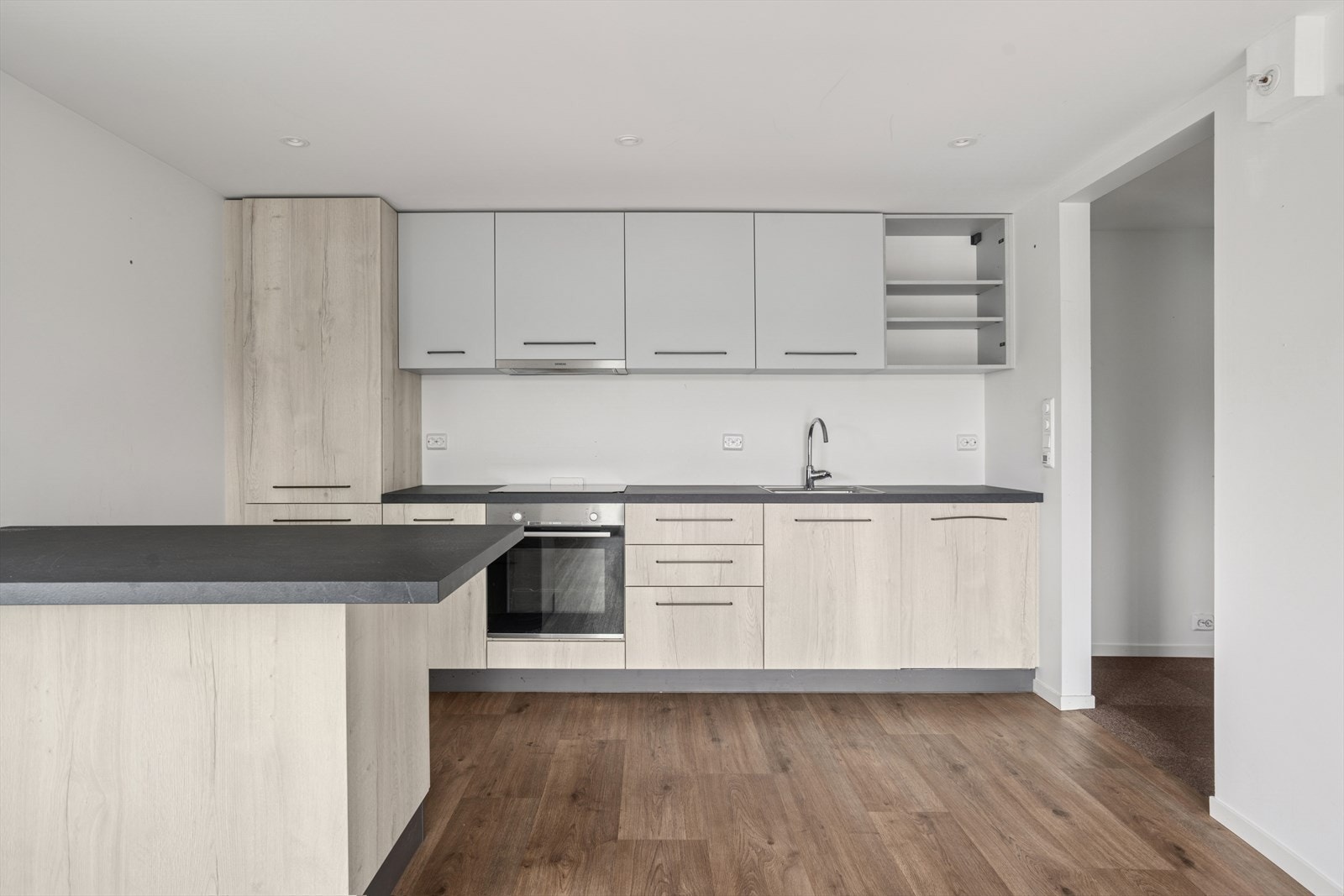 Kjøkkeninnredning med glatte fronter og laminert benkeplate. Galleribilde