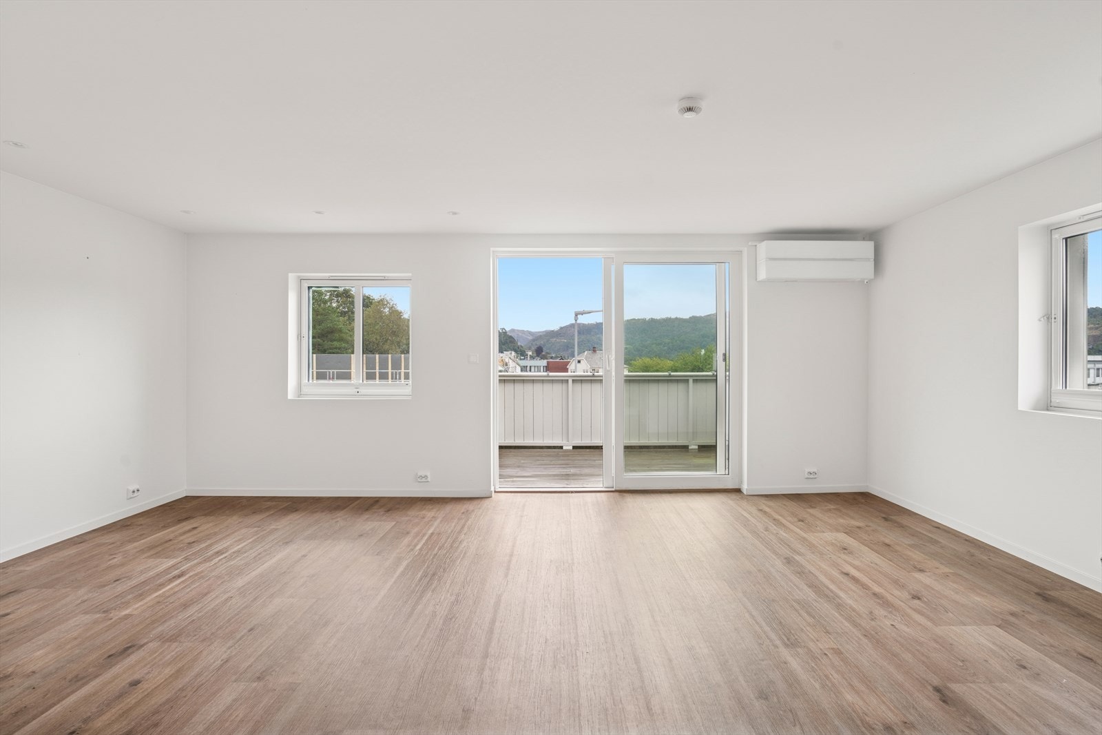 Stuen har varmepumpe, belegg på gulvet og downlights i taket. Galleribilde