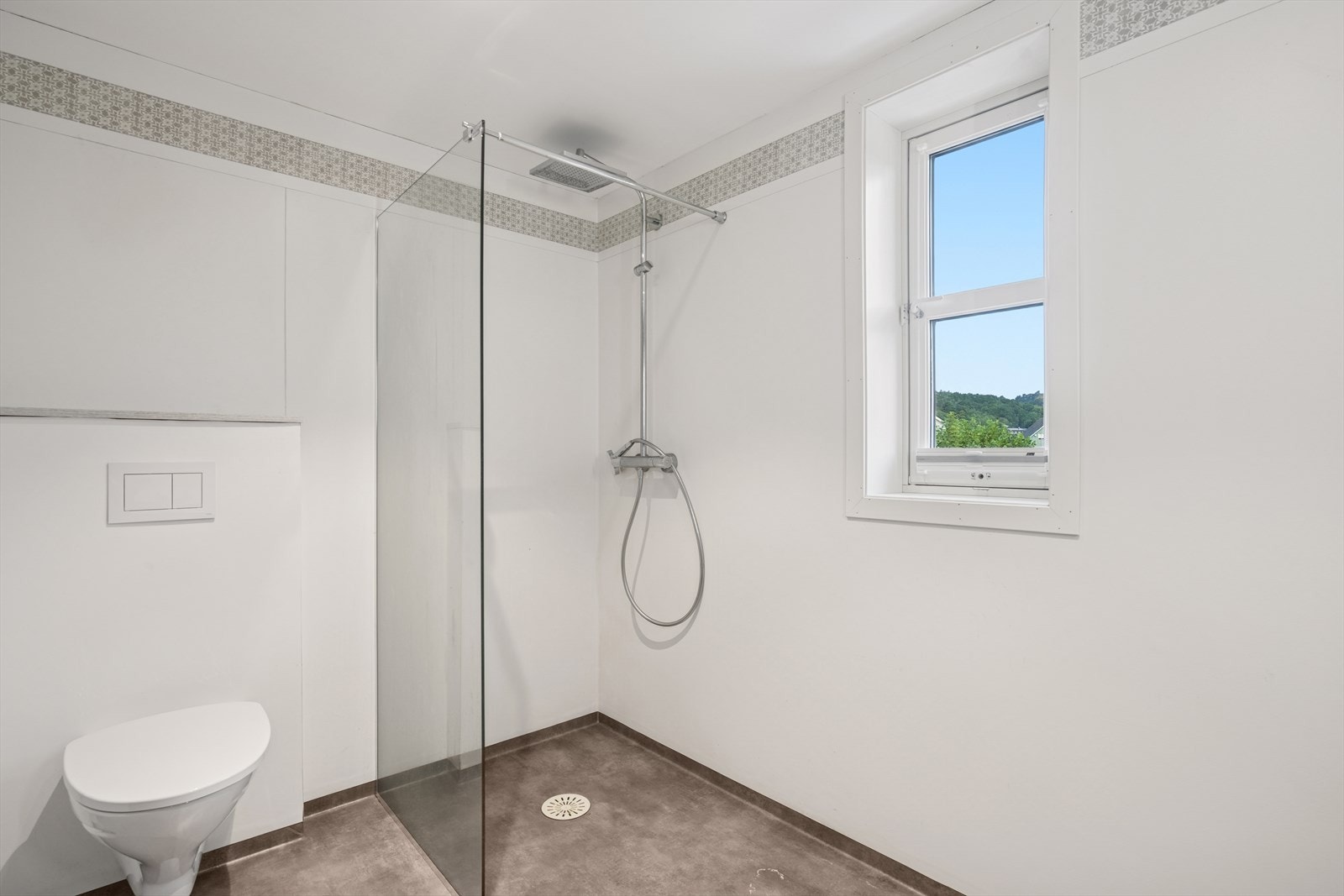 Innredningen består av speilskap med belysning, servant med seksjon, vegghengt skap, vegghengt toalett, dusj og opplegg for vaskemaskin. Galleribilde