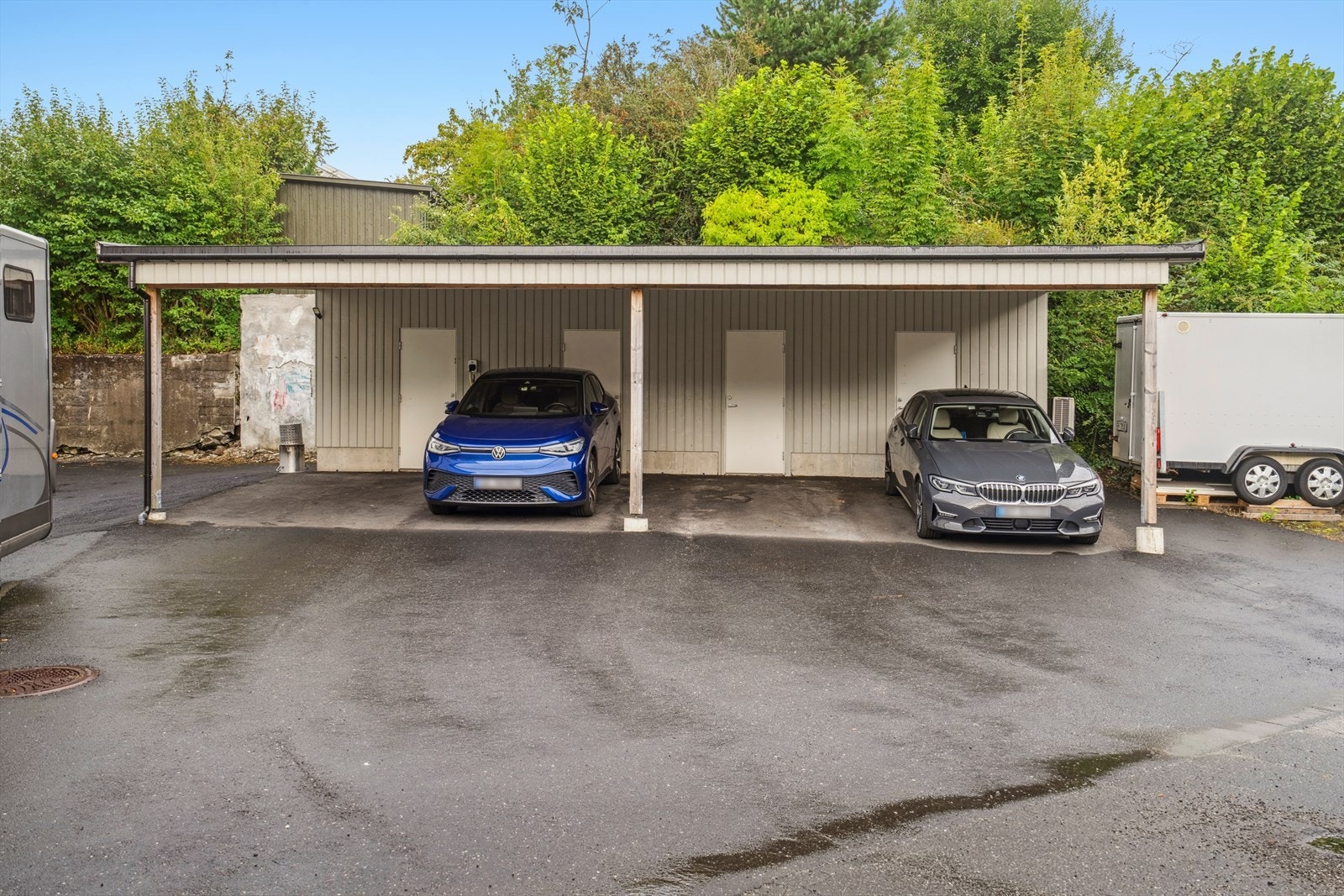 Leiligheten har parkering i carport med bod i bakkant. Galleribilde