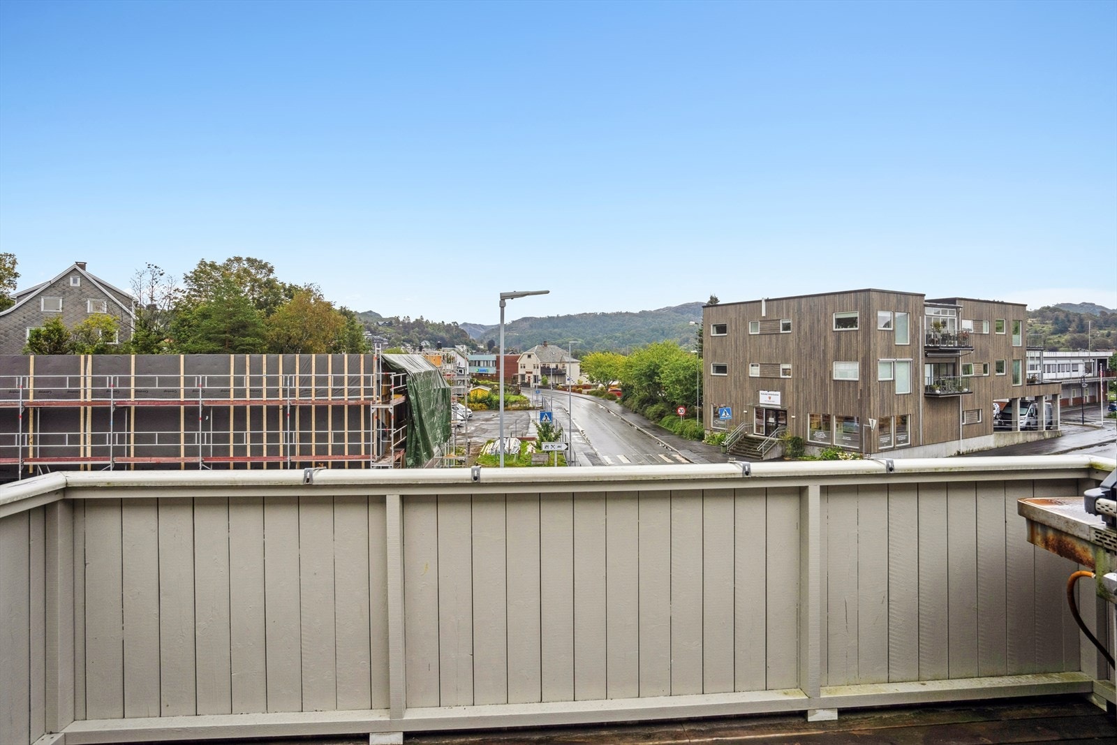 Fra stuen leder en skyvedør ut til leilighetens balkong. Galleribilde