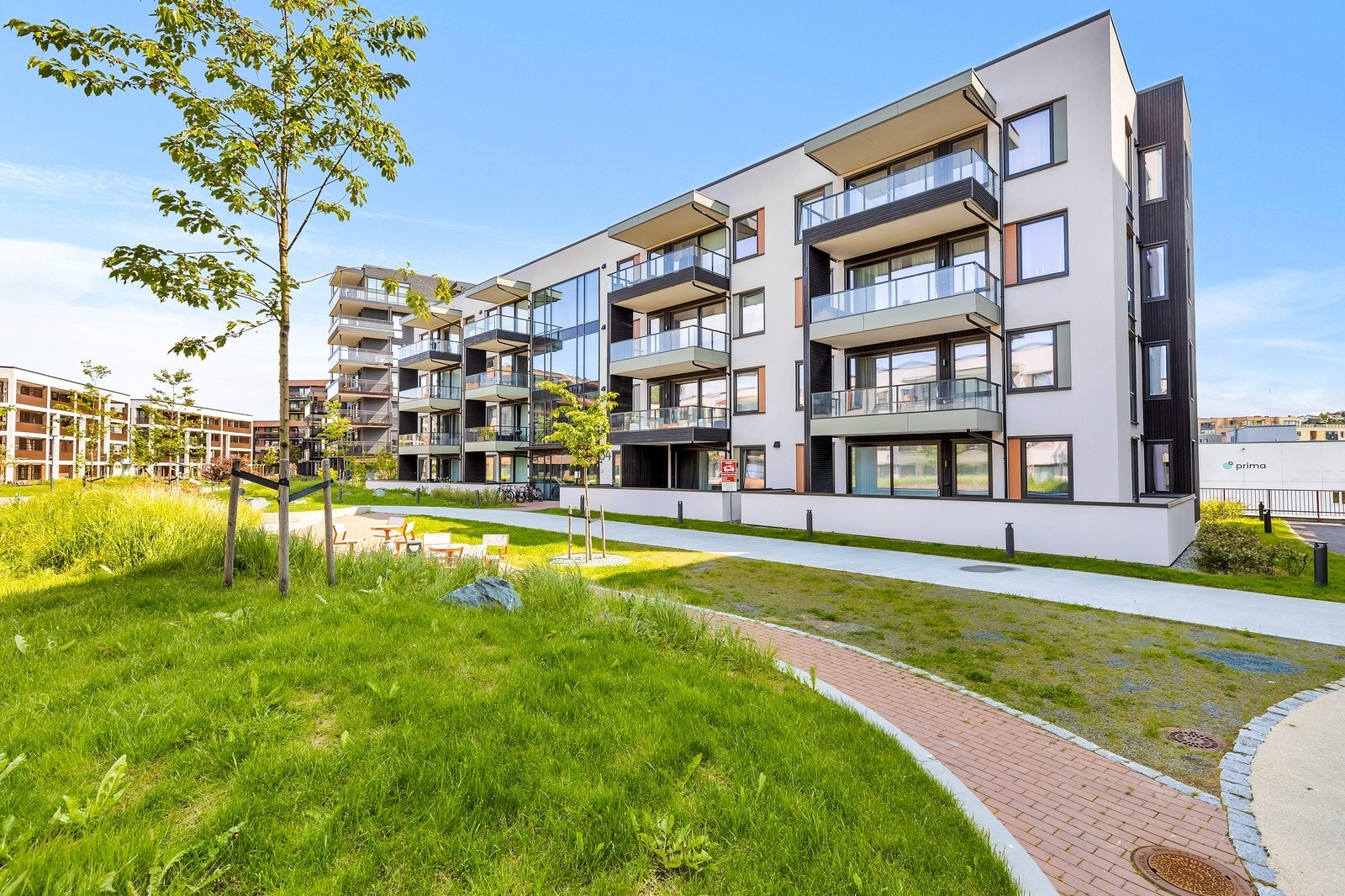 Pene grøntarealer utenfor blokken. Galleribilde