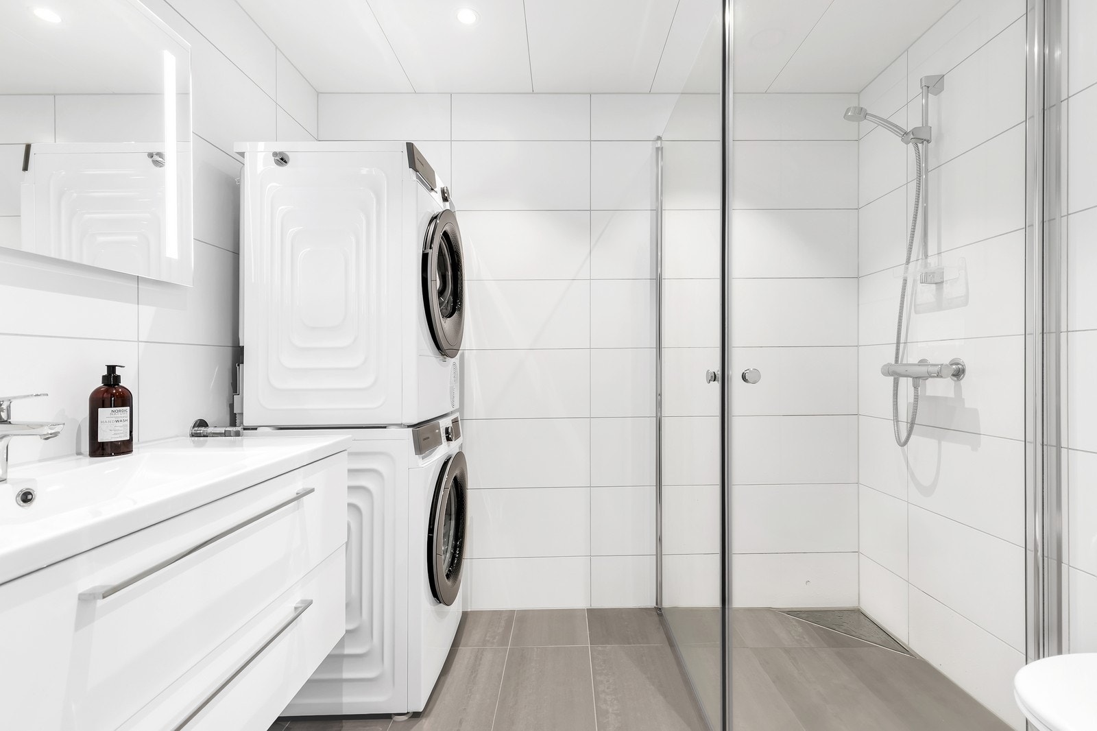 Lekkert bad med innfellbare dusjdører. Galleribilde