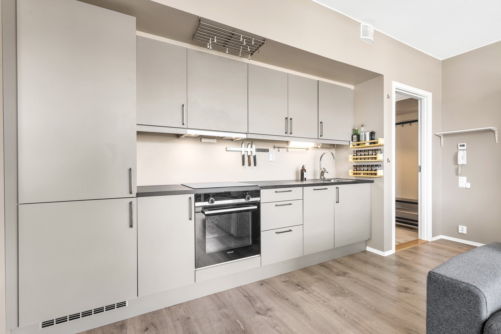 Stilrent kjøkken med integrerte hvitevarer. Galleribilde