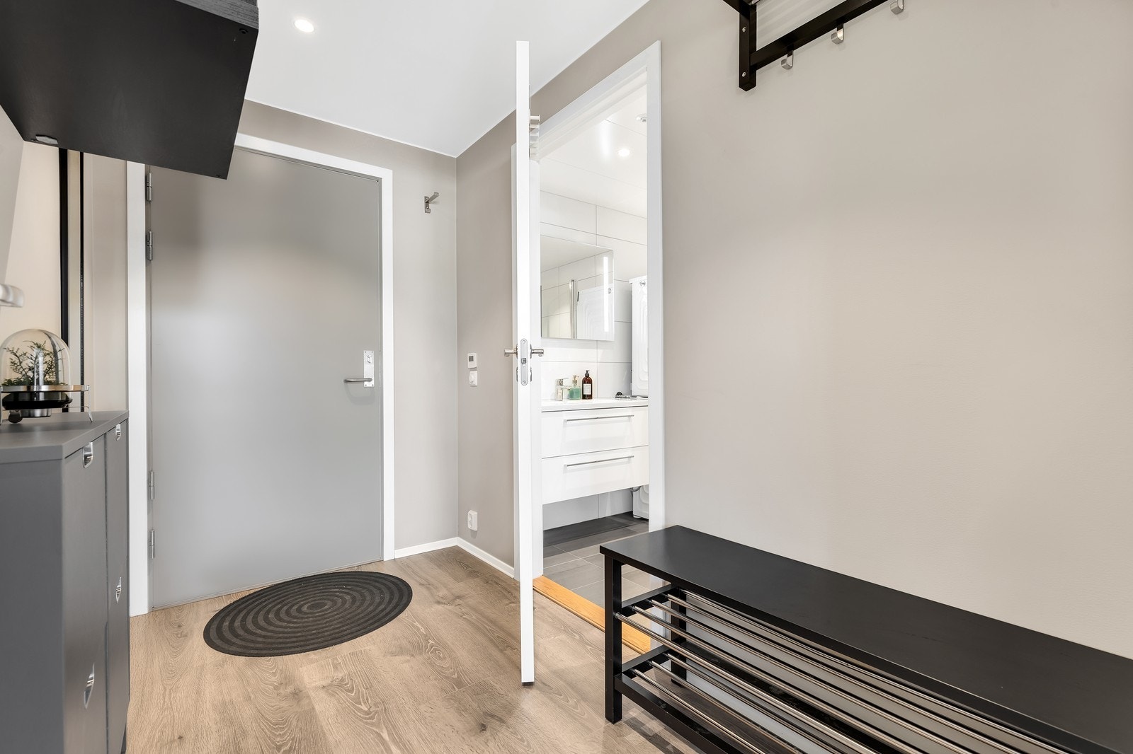 Romslig gang med pass til oppbevaring av yttertøy Galleribilde