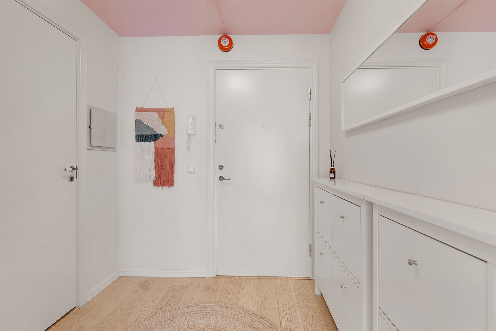 Innbydende entré med god plass til å sette fra seg sko og henge fra seg ytterklær. Galleribilde