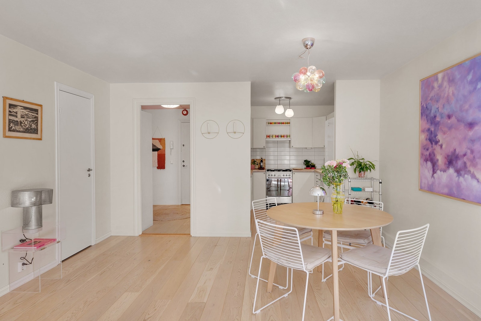 Praktisk kjøkkenhjørne med god plass til spisebord for middagsgjester. Galleribilde